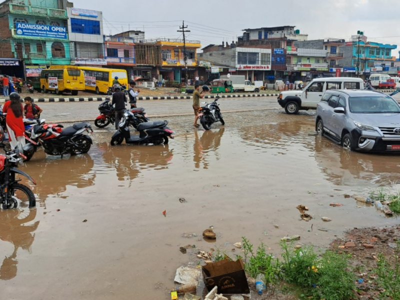 एकछिनको वर्षाले सुर्खेतको जुम्लारोड जलमग्न !
